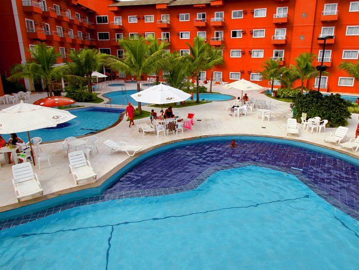 Piscina com hotel ao fundo